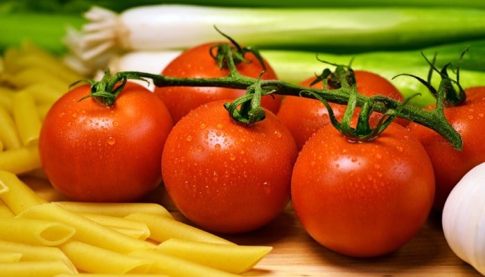 Manfaat Tomat Ceri untuk Kesehatan dan Cara Tepat Mengonsumsinya 6 buah tomat ceri