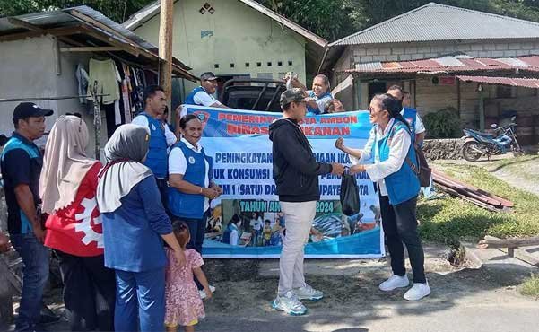 Pemkot Ambon Bagi Ikan Gratis Kepada Warga Kurang Mampu 1 Pemkot Ambon Bagi Ikan Gratis