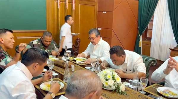 Gubernur Akmil Undang Kepala Daerah se-Maluku Makan Siang Bersama Selepas Retreat 1 Gubernur Akmil Kepala Daerah se Maluiku Makan Siang