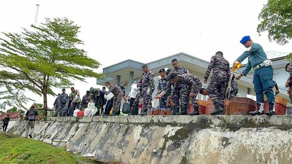 Lanal Aru Musnahkan 1 Ton Sopi di Pelabuhan Yos Soedarso Dobo 1 Lanal Aru Musnahkan 1000 L Sopi