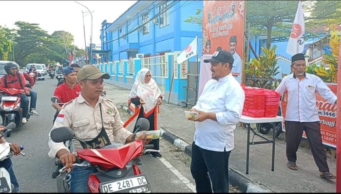 DPW PKS Maluku Bagi-Bagi Takjil Bergizi Gratis