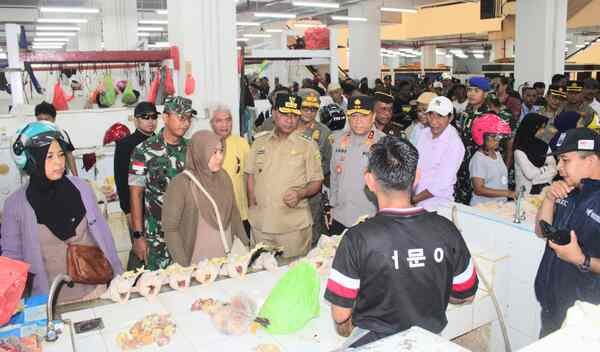 Wagub Maluku Pastikan Bapok Tersedia dan Mudik Lancar 1 IMG 20250328 WA00272