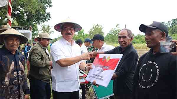 Gubernur Maluku Serahkan Bantuan ke Kelompok Tani di Hatusua 1 Gub HK serahkan bantuan Poktan Hatusua