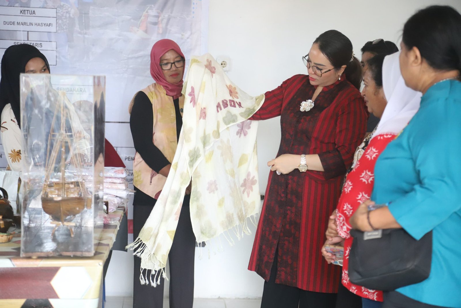 Blusukan, Ketua PKK Ambon Beri Support ke IKM KEP Mahina Laha dan Pengrajin Batik Lateri 2 IMG 20250424 WA0087 scaled