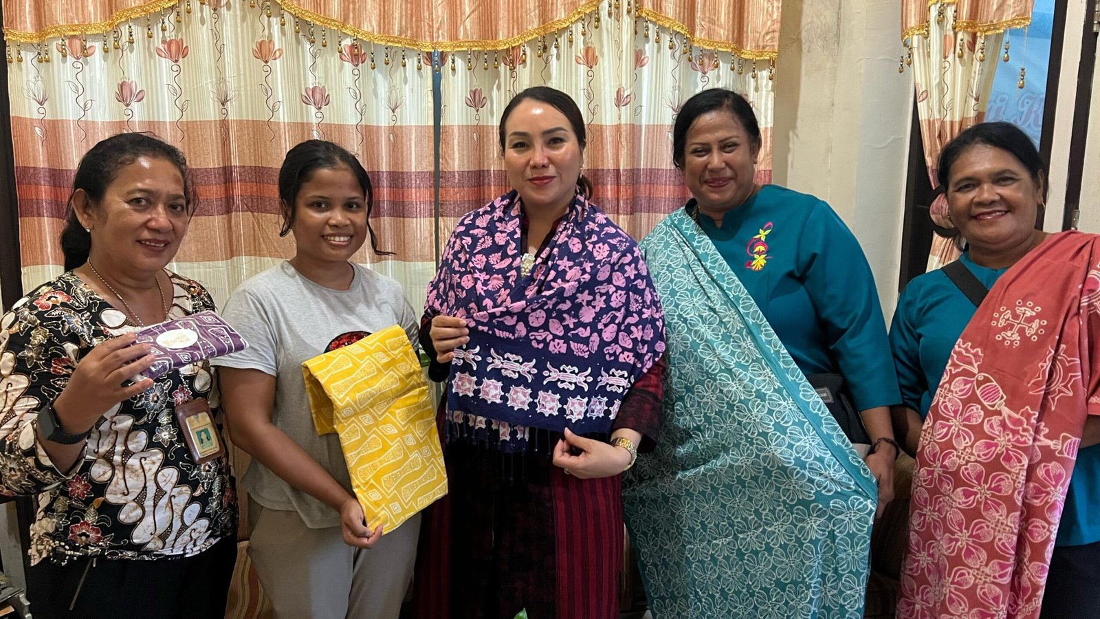 Blusukan, Ketua PKK Ambon Beri Support ke IKM KEP Mahina Laha dan Pengrajin Batik Lateri 1 IMG 20250424 WA0088 scaled