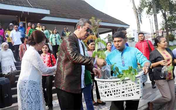 Penyumbang Inflasi, Gubernur Hendrik Ajak Masyarakat Tanam Cabai 1 Gub HL Bagi2 Cabai