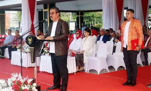 Busana Cele Warnai Peringatan Hardiknas 2025 di Maluku 1 Gub HL Baju Cele Hardiknas 2025