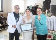 Ketua TP-PKK Kota Ambon Serahkan Sertifikat Elsimil Ke Catin