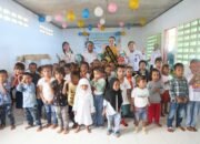 Kunjungi Anak-Anak PAUD di Negeri Laha, Bunda Lisa Serahkan Kostum Olahraga