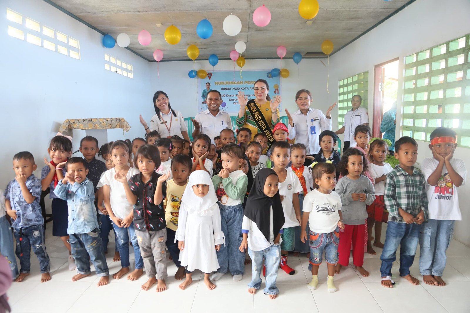 Kunjungi Anak-Anak PAUD di Negeri Laha, Bunda Lisa Serahkan Kostum Olahraga 1 IMG 20250528 WA0048 scaled