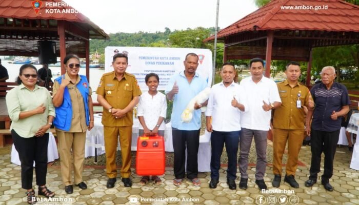 Walikota Ambon Beri Bantuan Alat Perikanan Ke 12 KUB