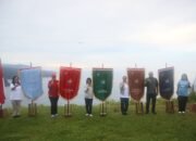 Sambut HARGANAS, Ketua TP-PKK Ambon Kibarkan Pataka Bangga Kencana di Paralayang Airlouw