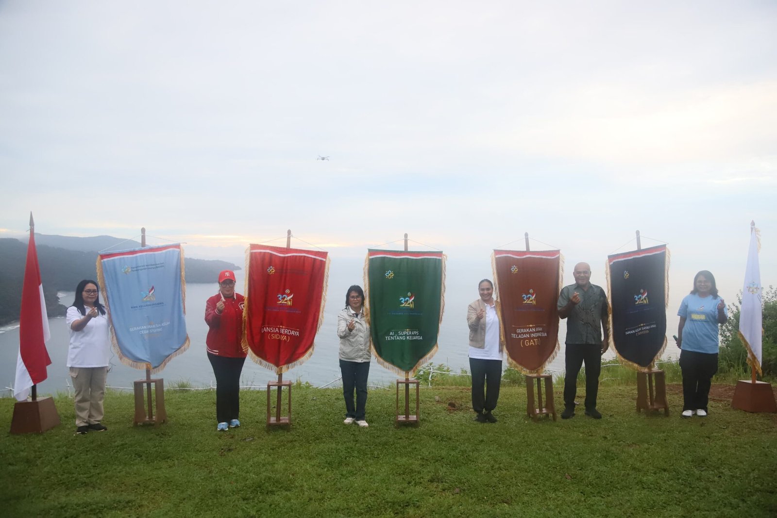 Sambut HARGANAS, Ketua TP-PKK Ambon Kibarkan Pataka Bangga Kencana di Paralayang Airlouw 1 IMG 20250624 WA0091 scaled