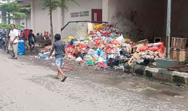 Tumpukan Sampah di Pasar Mardika Ambon, Wali Kota: Itu Tanggung Jawab Provinsi 1 Pasar Mardika Baru Tumpukan Sampah