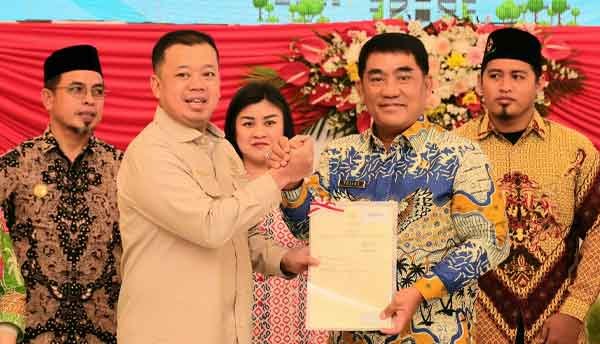 Serahkan Sertipikat di Sulut, Menteri Nusron Tegaskan Komitmen Pemerintah