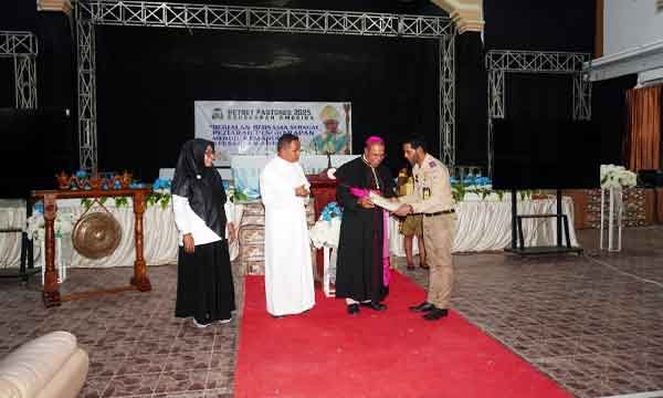 Serahkan 7 Sertipikat Tanah Elektronik ke Keuskupan Amboina, Wujud Komitmen Pelayanan Pertanahan di Kepulauan Aru 1 Kantor Pertanahan Aru Keuskupan Amboina