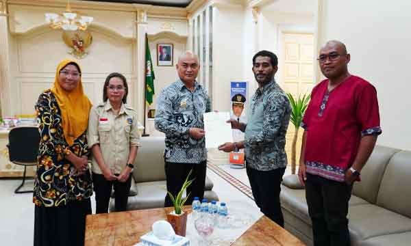 Pemda Aru Kantah Aru Serahkan 5 Sertipikat