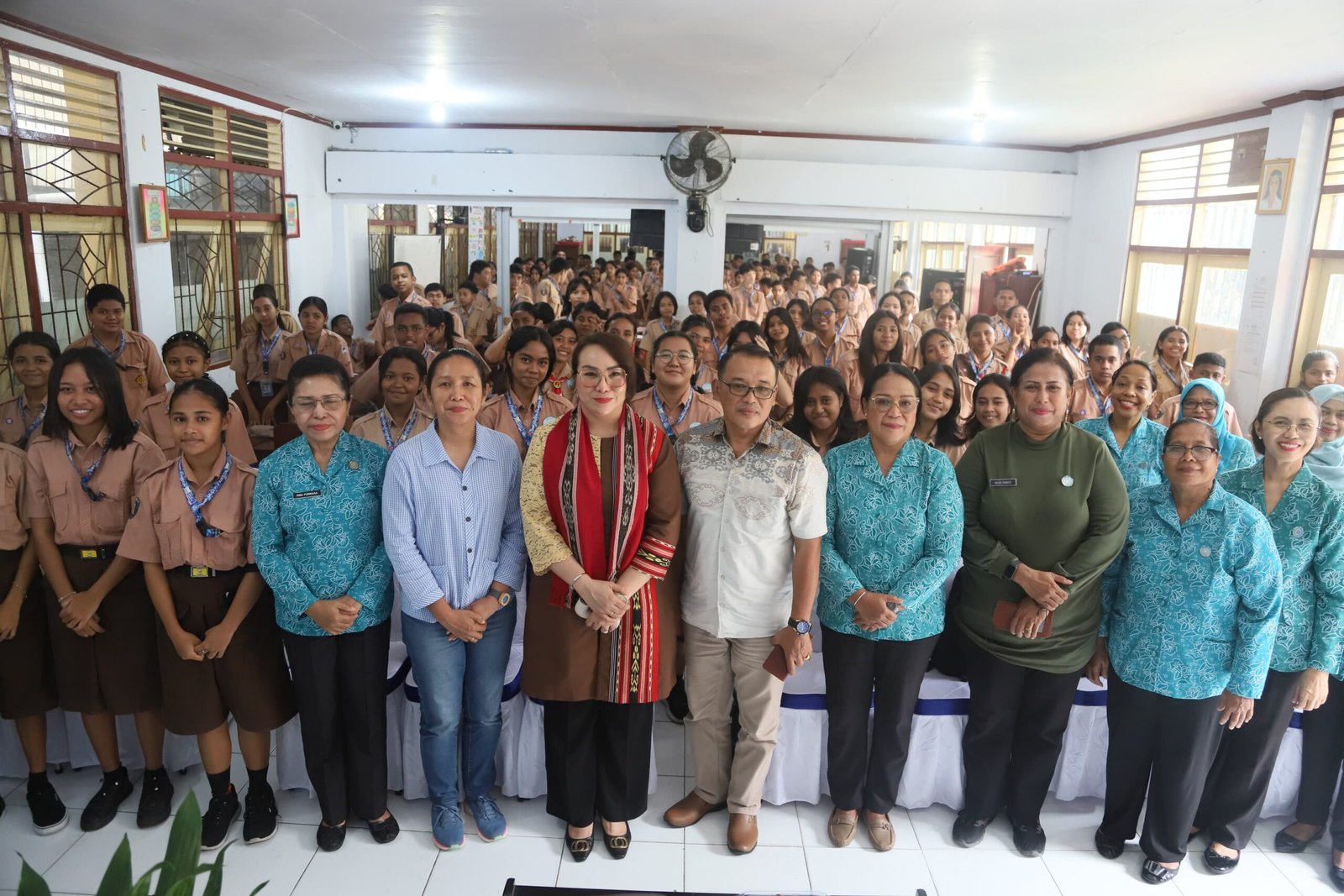 TP-PKK Gelar Sosialisasi di SMPN 4 Ambon, Lisa : Pentingnya Pola Asuh Yang Baik Untuk Anak 1 IMG 20250808 WA0104 scaled