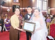 Ketua TP-PKK Ambon Serahkan Sertifikat Elsimil Ke Catin Armando Dan Augie