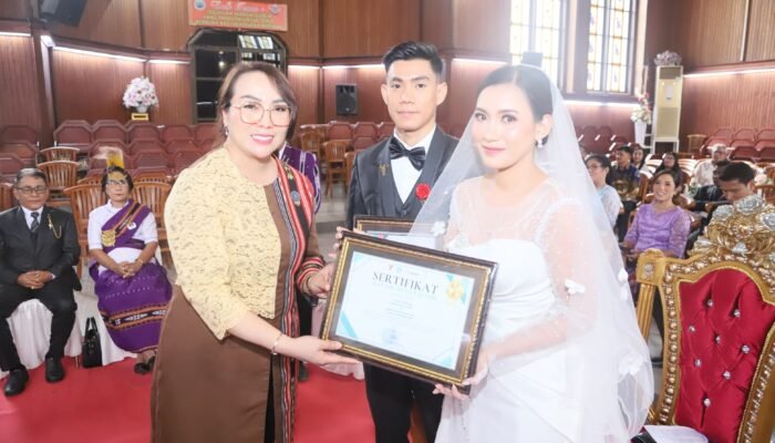 Ketua TP-PKK Ambon Serahkan Sertifikat Elsimil Ke Catin Armando Dan Augie