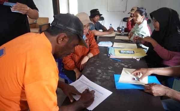 Kantah Aru Serahkan Sertipikat PTSL ke Warga Aru Utara2