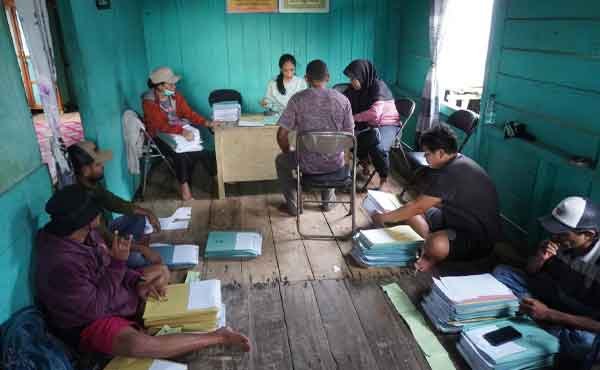 Kantah Aru Serahkan Sertipikat PTSL ke Warga Aru Utara3