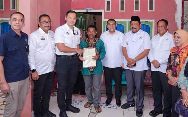 Bersama Menko AHY Serahkan Sertipikat di Bengkulu, Wamen Ossy Apresiasi Peran Pemda