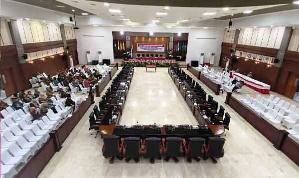 DPRD Maluku Paripurna molor