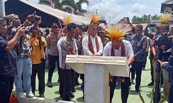 Bupati Aru Dampingi Gubernur Maluku Resmikan Teras Pelayanan Publik Desa Benjina