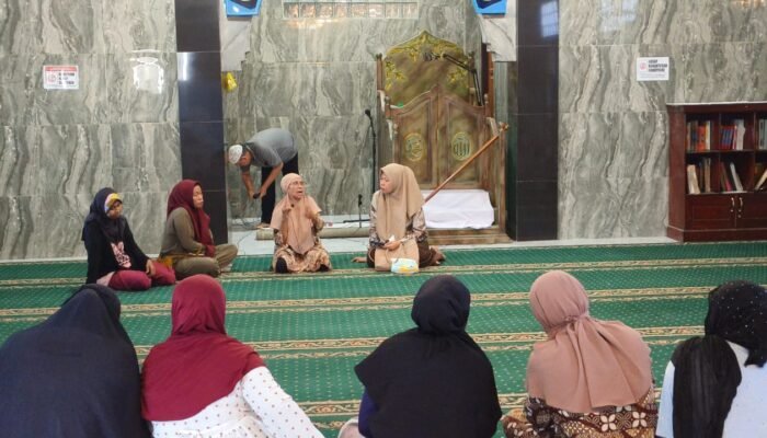 Rahmi Ayu Kunjungi Warga Terdampak Banjir di Cokro-Waiheru