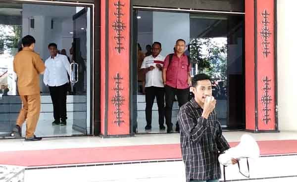 Garda NKRI Kota Ambon Elemen Civil Society Demo di gedung DPRD Ambon