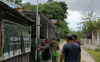 Politeknik Negri Ambon Gelar Pelatihan dan Pemasangan Lampu Penerangan Jalan Di Waitatiri 2 IMG 20251006 WA0207