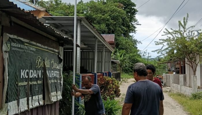 Politeknik Negri Ambon Gelar Pelatihan dan Pemasangan Lampu Penerangan Jalan Di Waitatiri