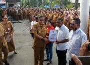 Pemkot Ambon Serahkan Bantuan ke 13 Warga Terdampak Bencana 15 Pemkot Ambon Bantuan ke 13 Warga Terdampak Bencana