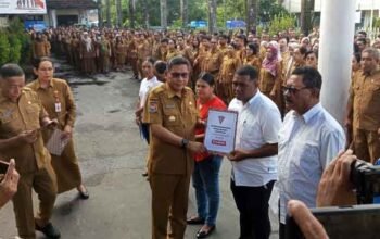 Pemkot Ambon Serahkan Bantuan ke 13 Warga Terdampak Bencana 8 Pemkot Ambon Bantuan ke 13 Warga Terdampak Bencana