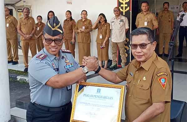 Pemkot Ambon Terima Penghargaan atas Capaian 100 Persen Posbakum 1 Pemkot Ambon Terima Pernghargaan 100 Persen Posbakum