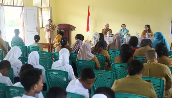 TP-PKK Ambon Ajak Guru dan Siswa SMPN 7 Cegah Kekerasan Anak