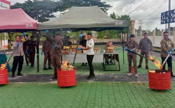 Kejari Aru Musnahkan Barang Bukti