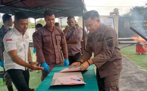 Kejari Aru Musnahkan Barang Bukti2