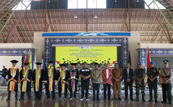 Hadiri Wisuda Sarjana Universitas Dr. Djar Wattihel Masohi, Wagub Beri Pesan Ini