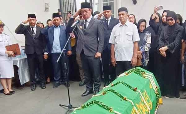 Pimpin Pelepasan Jenazah Said Assegaf, Gubernur Hendrik Kenang Pengabdian Almarhum 1 Gub HL Pimpin Pelapasan Said Asgf