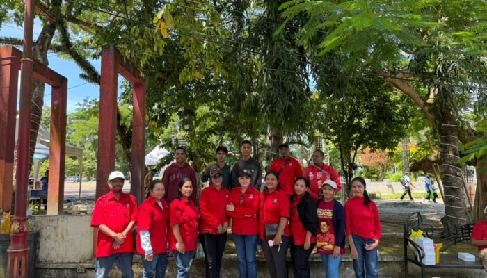 Depicab SOKSI Kota Ambon Bagikan Bunga dan Sembako Peringati Hari Ibu