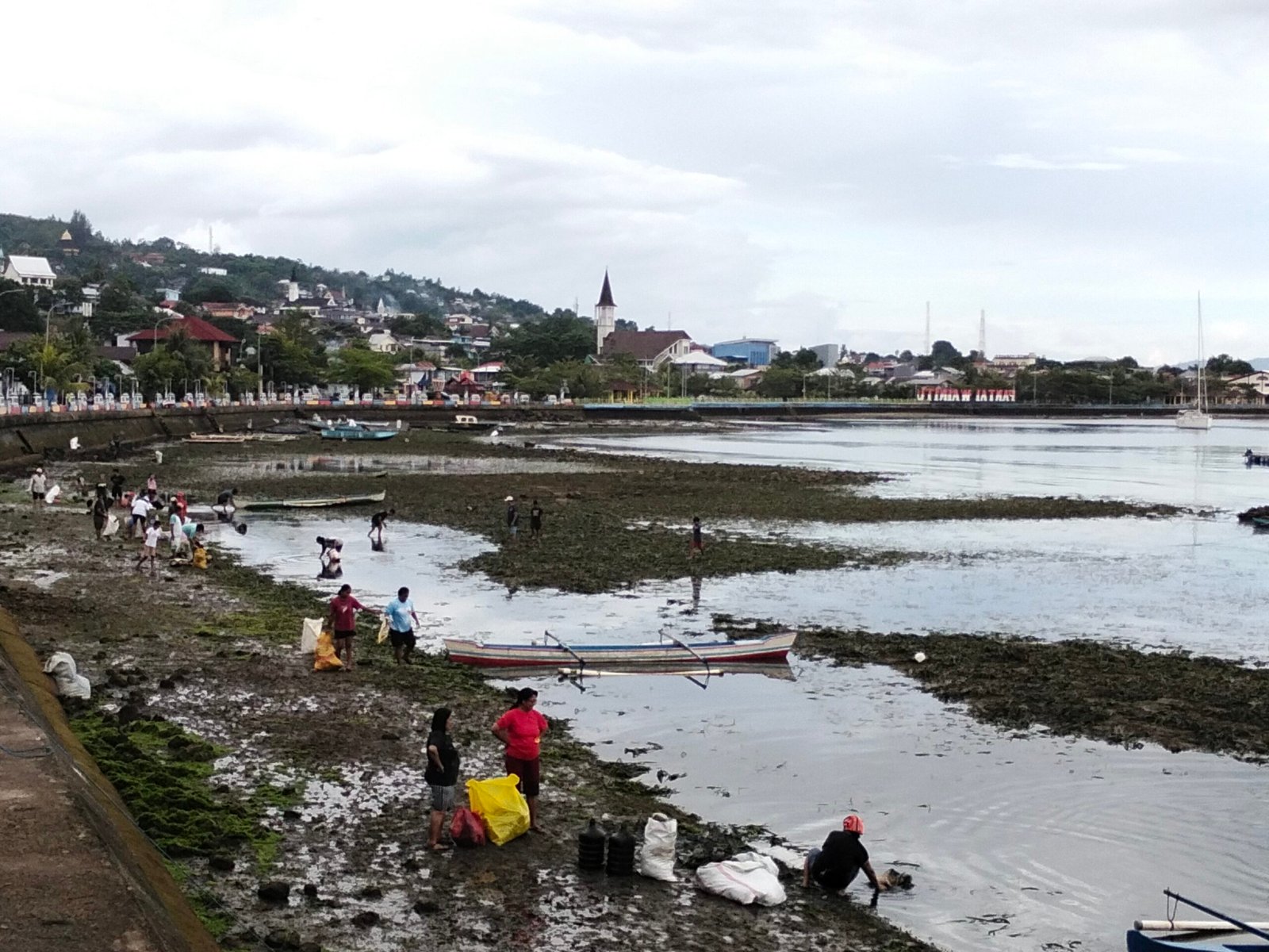 Hadi Mairuhu Gelar Reses Berkonsep Aksi Lingkungan Lewat Lomba Bersih Pantai Talake 2 IMG20251206083325 scaled