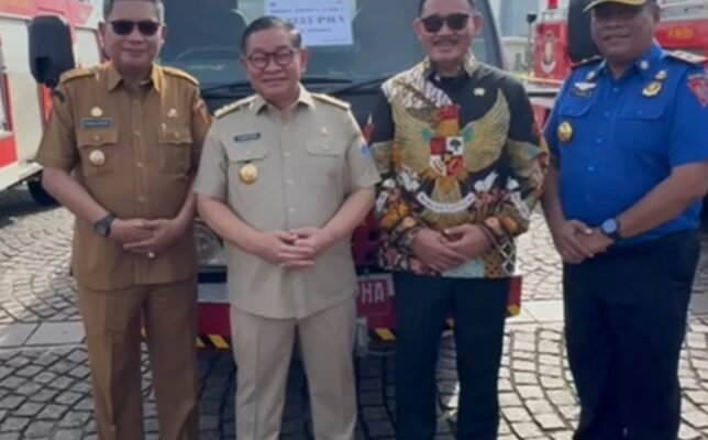 Wali Kota Ambon Terima Bantuan Mobil Damkar dari Pemprov DKI Jakarta