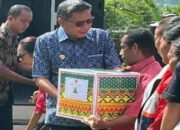 Safari Natal 2025 di Baguala, Pemkot Ambon Salurkan 100 Paket Sembako 8 Walkot BW Safari Natal 2025