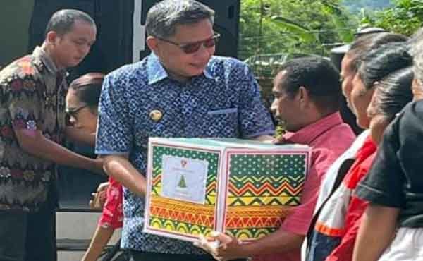 Safari Natal 2025 di Baguala, Pemkot Ambon Salurkan 100 Paket Sembako 1 Walkot BW Safari Natal 2025