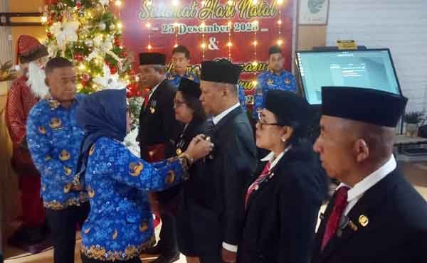 HUT ke 54 KORPRI: 6 ASN Ambon Terima Satya Lencana Karya Satya 1 Wawali Ely Sematkan Satya Lencana Karya Satya 6 ASN