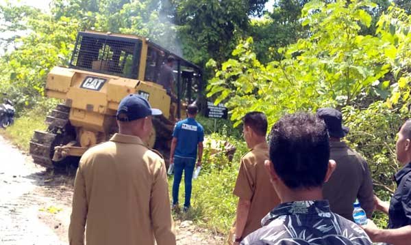 Bupati Aru Tinjau TPU Kilo 7