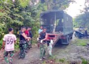 Satgas TMMD 127 Angkut Material