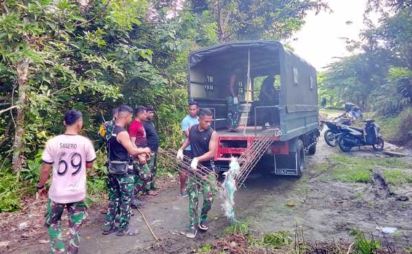 Satgas TMMD 127 Angkut Material